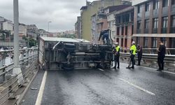 Bomonti-Dolmabahçe Tüneli çıkışında korku dolu anlar! Kamyonet devrildi