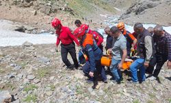 Hakkari’de kayalıklardan düşen vatandaş için ekipler zamanla yarıştı