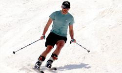 Burası Türkiye: Yaz ayında tişörtle kayak yaptılar!