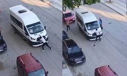 Önünü kestiği yolcu minibüsünü yumrukladı: O anlar kamerada