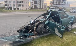 Refüje çıkan araç kağıt gibi ezildi: 4 yaralı