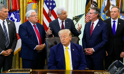 Sosyal medya bu görüntüyü konuşuyor: Trump canlı yayında uyudu mu?