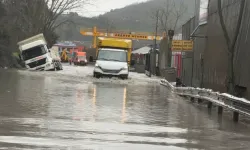 İstanbul'da cadde ve sokaklarda su birikintileri oluştu