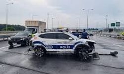 NATO görevi yolunda kaza: Polis aracı bariyerlere çarptı