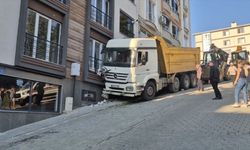Tekirdağ'da freni boşalan kamyon eve çarptı