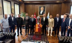 Başkan Özbek, Büyükçekmece'de Şampiyonlar Anıtı'na Galatasaray bayrağını çekti