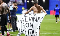 Yeşil sahada büyük diplomatik kriz: FIFA bu pankarta ne diyecek?