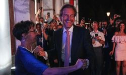 Büyükelçilerden sahnede "Erik Dalı" düellosu