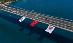 Simge köprüler kırmızı beyaza büründü! Türk bayraklarıyla donatıldı
