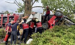 Devrilen çekicide sıkışan sürücü itfaiye ekiplerince kurtarıldı