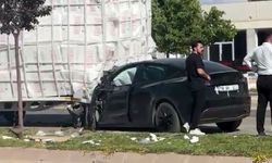 Dorseye çarpan Tesla hurdaya döndü