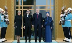 Emine Erdoğan, Macron'un elini öpmesine izin vermedi
