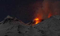 Etna Yanardağı yeniden kül püskürtmeye başladı
