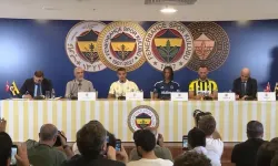 Fenerbahçe üç yıldızına da imzayı attırdı!