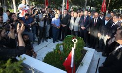 Şehit Ömer Halisdemir'in kabrinde tören düzenlendi