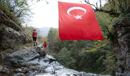 Doğada 29 Ekim coşkusu: Şelaleye Türk bayrakları asıldı