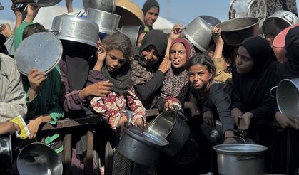 Gazze'de açlıkla mücadele eden Filistinlilere, yemek dağıtıldı