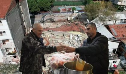 Balıkesir Sındırgı'da depremin ardından 2. gece! Evlerine giremiyorlar