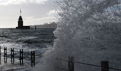 Üsküdar Sahil'de dev dalgalar: Fırtınanın şiddeti objektiflere yansıdı