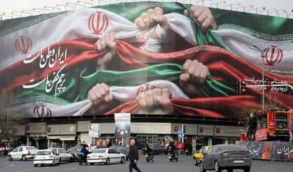 İran’ın İnkılap Meydanı’nda dev afiş: “İran vatanımız, bayrağımız kefenimiz"