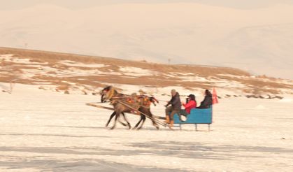 Yüzeyi buz tutan Çıldır Gölü misafirlerini ağırlamaya başladı