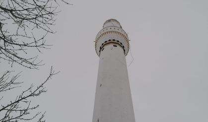 Sivas'ta şiddetli rüzgar cami minaresinin külahını uçurdu