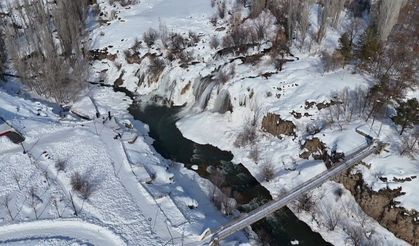 Van'ın incisi 'beyaz gelinliğini' giydi: Donan Muradiye şelalesi masal diyarını aratmıyor!