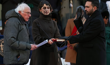 Bernie Sanders'ın uzattığı Kur'an'a yemin etti: New York'un ilk Müslüman Belediye Başkanı Zohran Mamdani göreve başladı