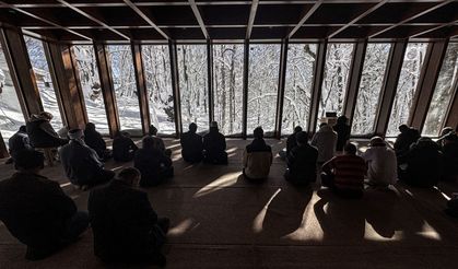 Bolu’da kar manzarası eşliğinde cuma namazı