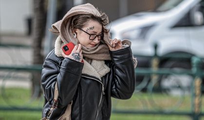 Bursa'da sert rüzgar! Ağaçlar devrildi, vatandaşlar yürümekte zorluk çekti