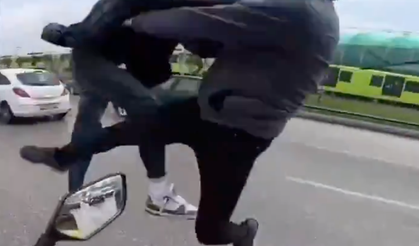 Bursa'da nefes kesen trafik kavgası! Havada tekmeleşip, yerde yumruklaştılar