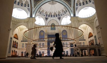 Türkiye ellerini semaya açtı: Ramazan'ın müjdecisi Berat Kandili huşu içinde idrak edildi