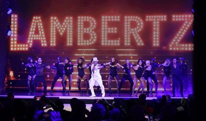 Almanya'da dünyanın en tatlı defilesi: Mankenler podyumda çikolatadan elbiselerle yürüdü!