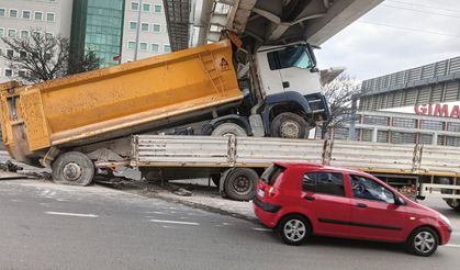 Ankara’da tıra yüklenmiş hafriyat kamyonu üst geçide sıkıştı