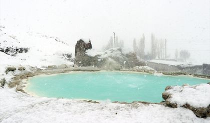 Bembeyaz karın ortasında turkuaz kaplıca: Doğu'nun saklı güzelliği ağrı, fotoğraf tutkunlarını büyüledi