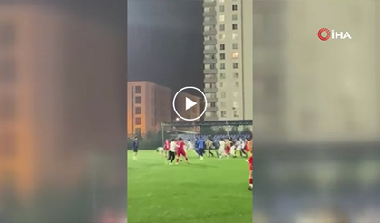 Maçın bitiş düdüğüyle futbolcular birbirine girdi I VİDEO