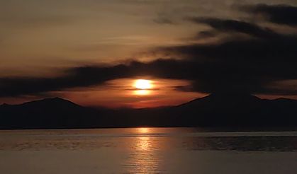 Van'da gökyüzünün eşsiz nöbet değişimi: Güneş yerini dolunaya bıraktı