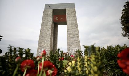 Şehitler Abidesi'nde Çanakkale Deniz Zaferi'nin 111. yıl dönümü dolayısıyla tören düzenlendi