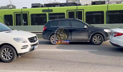 Bursa'nın en işlek yolunda aracını sol şeride bırakıp gitti | VİDEO