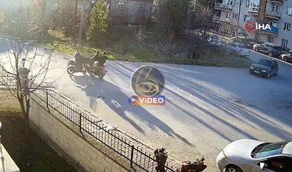 Çift şeritli yolda iki motosiklet çarpıştı | VİDEO