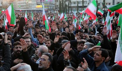 İran ayakta! Hamaney'in ölümünün ardından sokaklar karıştı