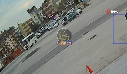 Korkunç kaza: Motosiklet sürücüsü havada takla attı | VİDEO