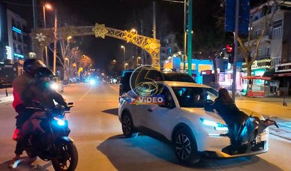 Kadıköy'de Oscar'lık performans: Alkolün dozu kaçınca kendini trafik polisi sandı | VİDEO