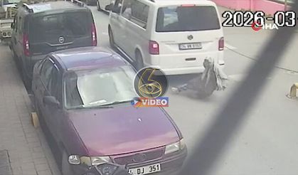 Minibüsün altında kalan yaşlı kadın metrelerce sürüklendi! | VİDEO