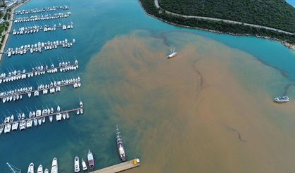 Kaş'ta sağanak sonrası denizin bir kısmı kahverengiye döndü