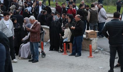 Yaralı öğrencilerin ailelerinin hastane önündeki bekleyişi sürüyor