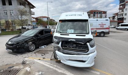 Tokat'ta öğrenci servisi ile otomobil birbirine girdi: 10 öğrenci yaralandı