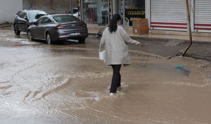 Cizre'de sağanak hayatı felç etti! Cadde ve sokaklar göle döndü