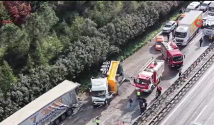 TEM'de feci kaza: 4 araç birbirine girdi, 2 kişi öldü