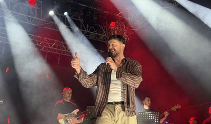 Şarkıcı Murat Boz 16. Emiralem Uluslararası Çilek Festivali'nde sahne aldı